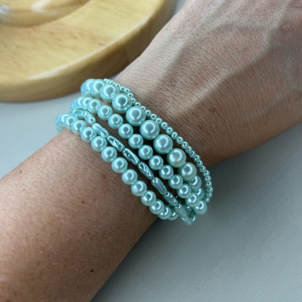 5 layer aqua faux pearl bracelet, in great condition